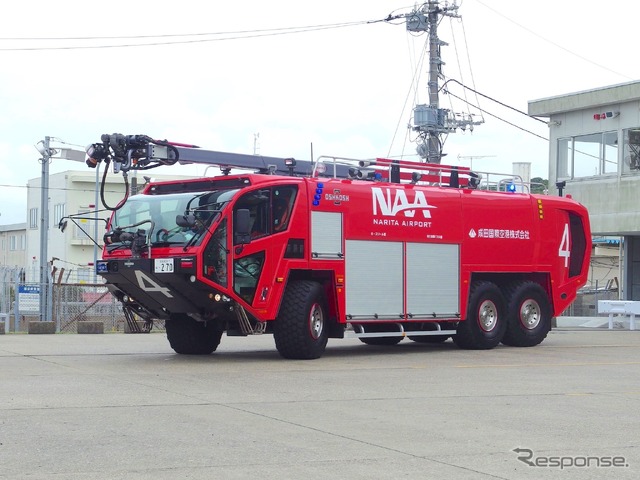 大型化学消防車の出動デモ。2016年9月に導入された最新鋭機。日本ではここ成田に2台あるだけ。