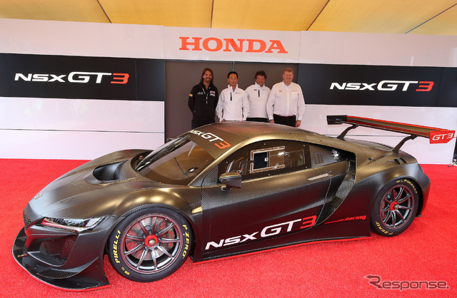 NSX GT3もワールドワイドにカスタマー展開されていく(後列左端がSROのラテル代表)。