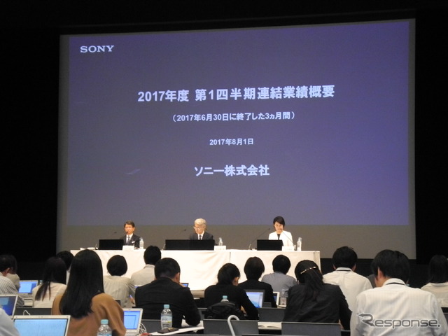 ソニーの2017年度第1四半期決算会見の様子。ひな壇中央が吉田憲一郎副社長