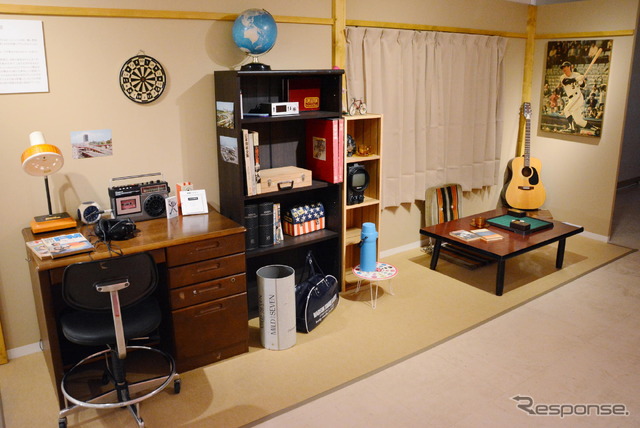 「1968年男子部屋」と銘打たれたコーナー。長嶋茂雄のポスター、フォークミュージックを爪弾くギター、通学用の「マジソンバッグ」…