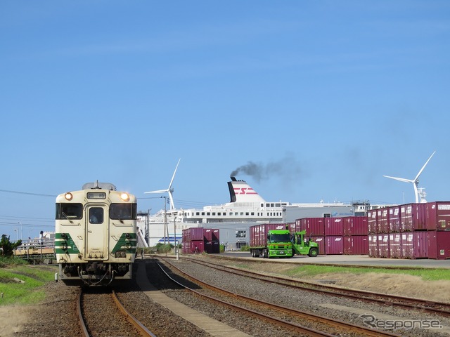 貨物専用の秋田港駅で発車を待つ旅客列車。クルーズ船の客に限定して8月6日まで試験運行される。