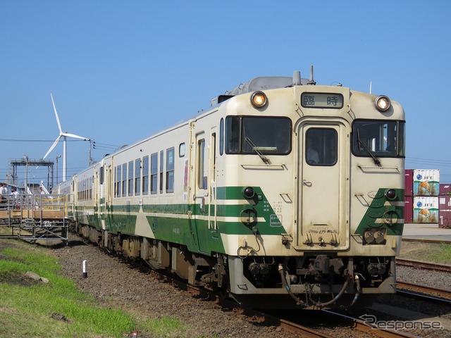 出発準備が整った旅客列車。