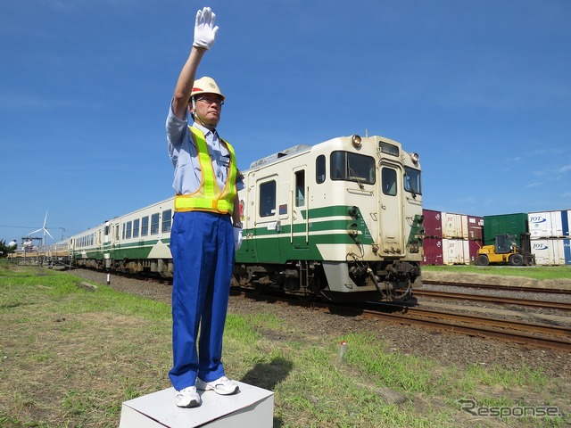 一番列車の出発合図。