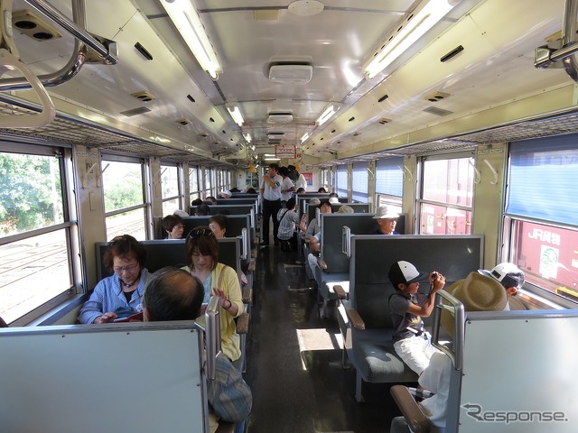 一番列車の乗客数は約70人(関係者除く)だった。