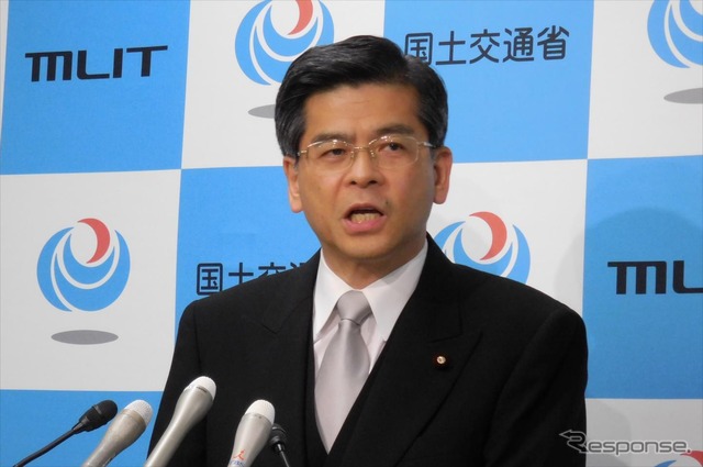 再任会見する石井啓一国土交通相(3日・霞が関)