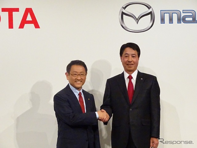 提携を発表した豊田トヨタ社長と小飼マツダ社長（2015年5月）