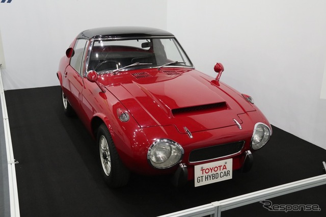 会場に展示中のガスタービンと電気モーターによるハイブリッド車(1977年)
