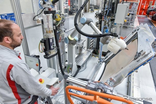 アウディの独工場に導入された人間と協調するロボット「クララ(KLARA)」