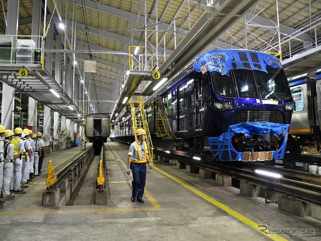 かしわ台に到着した20000系。12月の営業運転開始を目指す。