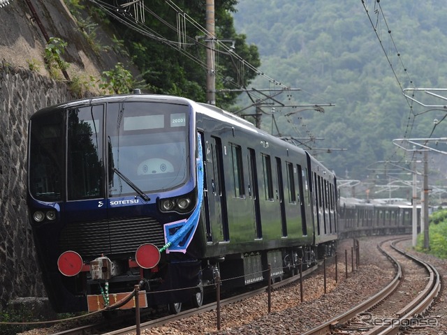 山陽本線の瀬野～八本松間を通過する20000系の甲種輸送。運転室に「そうにゃん」の姿が見える。