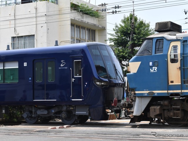 電気機関車に引っ張られて姿を現した20000系。