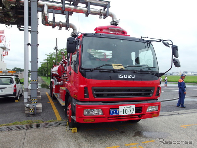 成田空港の空港消防西分遣所13号車。シャシーはいすゞ。