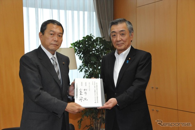 防災・国土強靭特命担当相として引継を行う小此木八郎新大臣と松本純前大臣