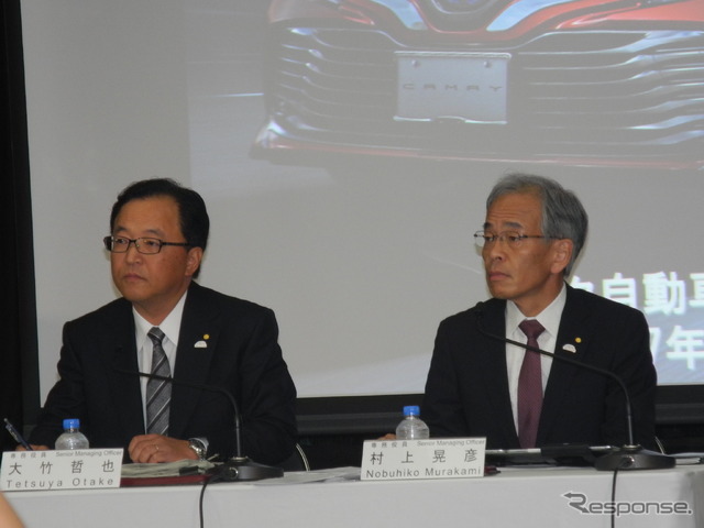 トヨタ自動車の2017年度第1四半期決算会見の様子。左から大竹哲也専務役員、村上晃彦専務役員