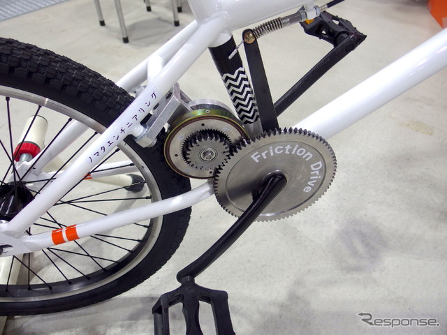 フリクション（摩擦）で駆動力を伝達する自転車。遊星歯車がクラッチ代りだ。