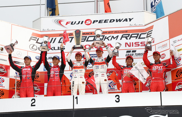 GT500の表彰式。中央左が野尻、右が小林。