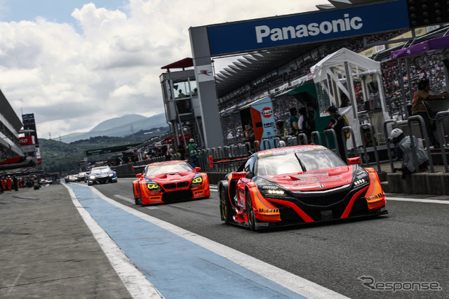 夏の富士はARTAの両クラス制覇となった(前=GT500の#8 NSX、後=GT300の#55 BMW)。