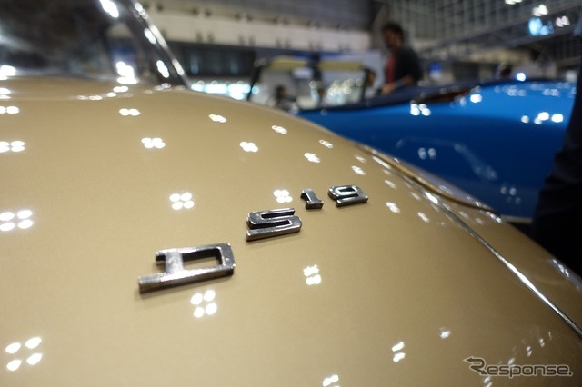 下から上に向かって斜めに車名「DS19」と書いたエンブレム。こういう部分一つをとっても、洒落ている。【オートモビルカウンシル2017】伝えたいのは人生ならぬクルマ一台一台が歩んできた「車生」(Classic Car.jpの小嶋禎一代表に話を聞く)