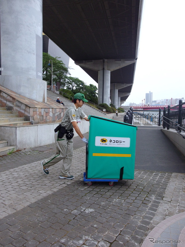 吾妻橋(東詰)船着場に荷物が到着、というシーン。