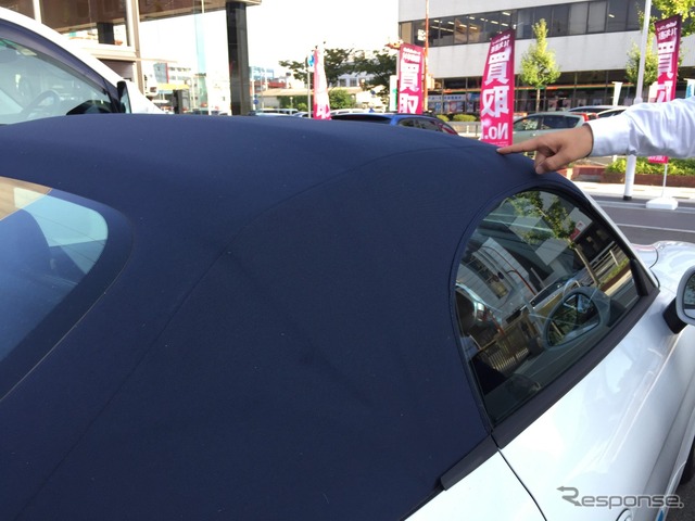 新入庫のポルシェボクスター。ネイビーの幌は珍しく、是非注目してほしい、と佐藤店長。地域の輸入車、買取もお任せを!(LIBERALA西宮の佐藤店長に話を聞く。)