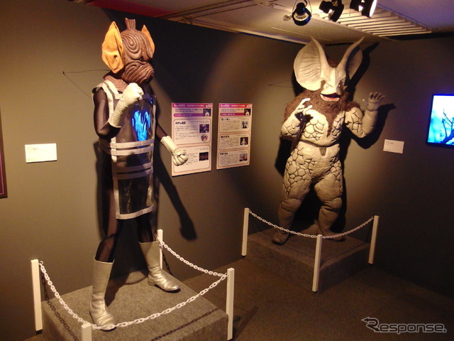 フック星人(向かって左)とイカルス星人 (c) 円谷プロ