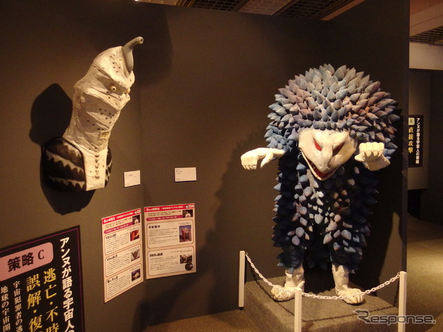 キュラソ星人(向かって左)とダンカン (c) 円谷プロ
