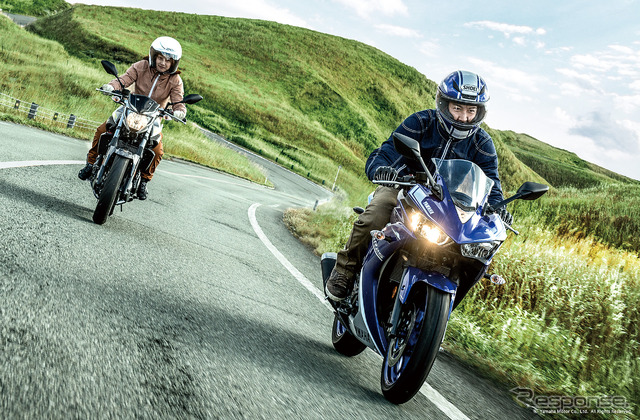 ヤマハ MT-25(左)とYZF-R25(右)