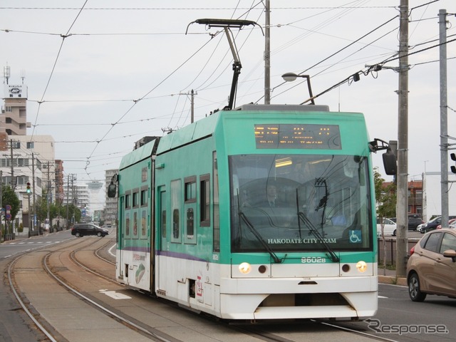 函館市電で運賃無料の『北方領土返還号』が8月25日に運行される。写真は『返還号』で使われる9603号と同型の9602号。