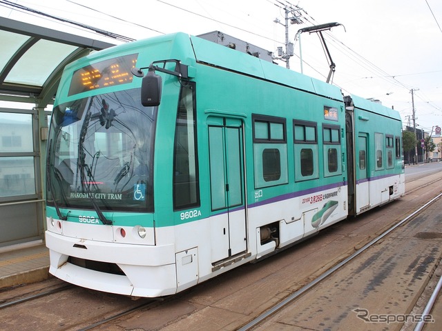 函館市電で運賃無料の『北方領土返還号』が8月25日に運行される。写真は『返還号』で使われる9603号と同型の9602号。