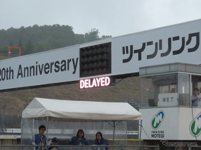 「DELAYED」(延期)を告げる、もてぎの電光表示。