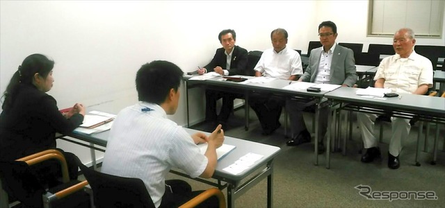 バイクの日をきっかけに関係省庁を表敬訪問した全国オートバイ組合連合会(文部科学省)