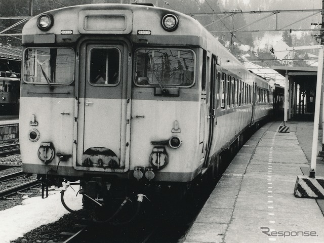 飯山線は9月に全通88周年を迎える。写真は1980年代の国鉄末期、越後川口駅で発車を待つ飯山線のキハ58系。