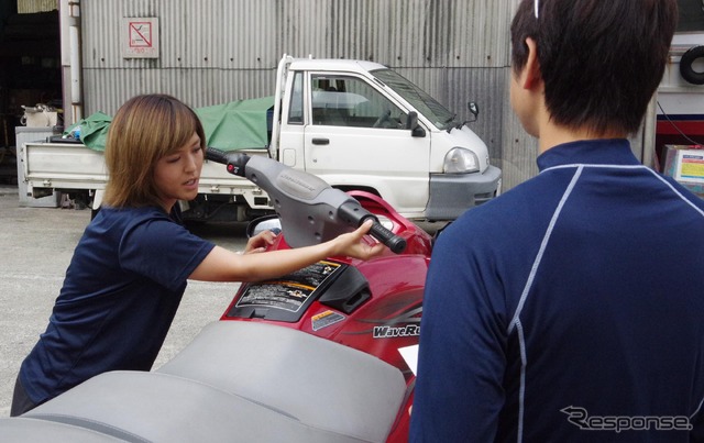 教習艇となる水上バイクの説明を受ける