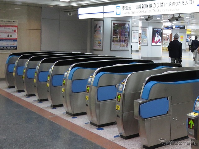 東海道・山陽新幹線の自動改札。「スマートEX」利用時は交通系ICカードをタッチする。