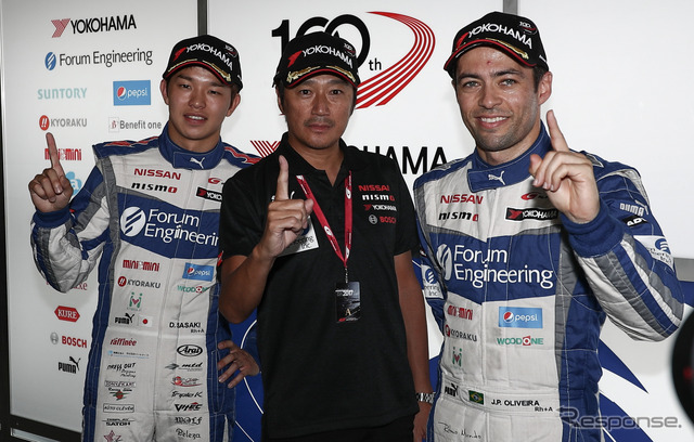 GT500クラスのポールを獲得した佐々木大樹(左)、オリベイラ(右)、近藤真彦監督(中央)。