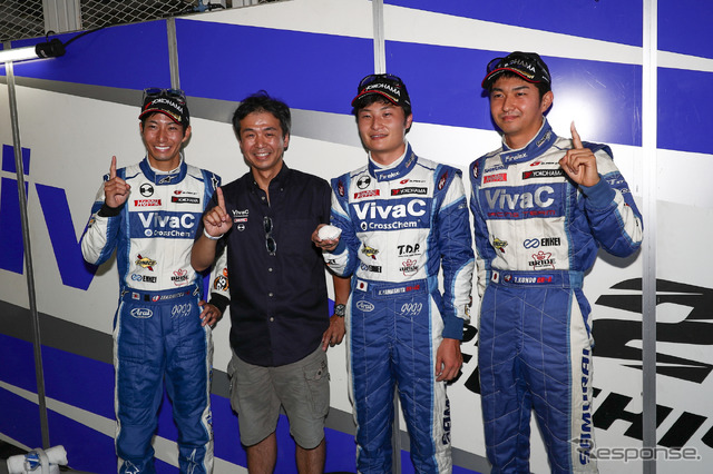 GT300クラスのポールを獲得した(左から)松井、土屋武士監督、山下、近藤。