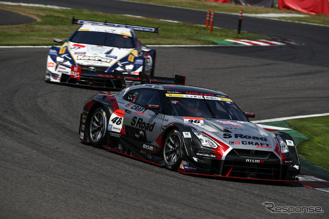 GT500クラス予選5位の#46 GT-R(後方は予選8位の#37 LC500)。