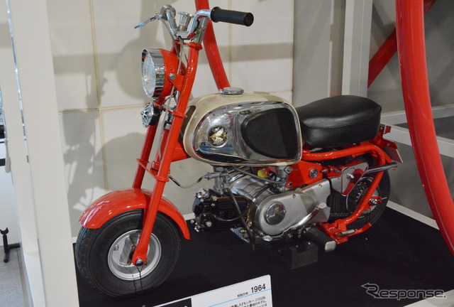 Z100をベースにしたCZ100(1964年)は、『スポーツカブ』の燃料タンクを流用している