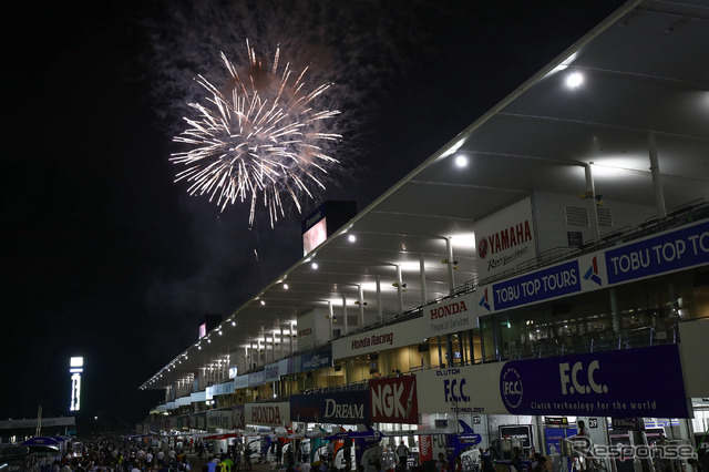 鈴鹿1000km恒例、レース後の花火。