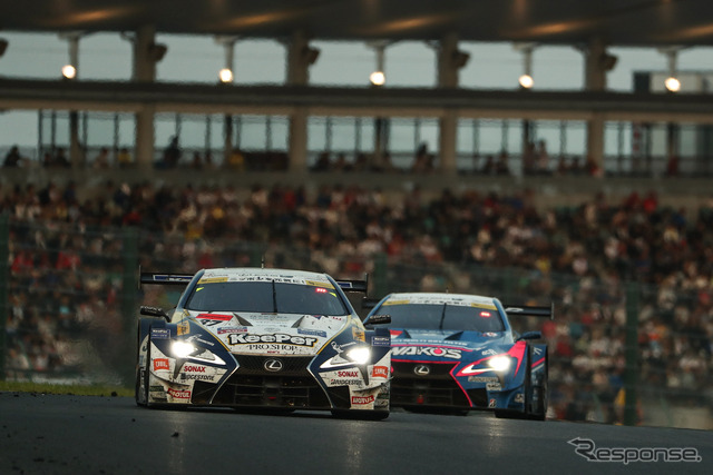 レクサス勢の#37 LC500(前)と#6 LC500(後)は、ともに通算48点。ニスモを11点差で追う。