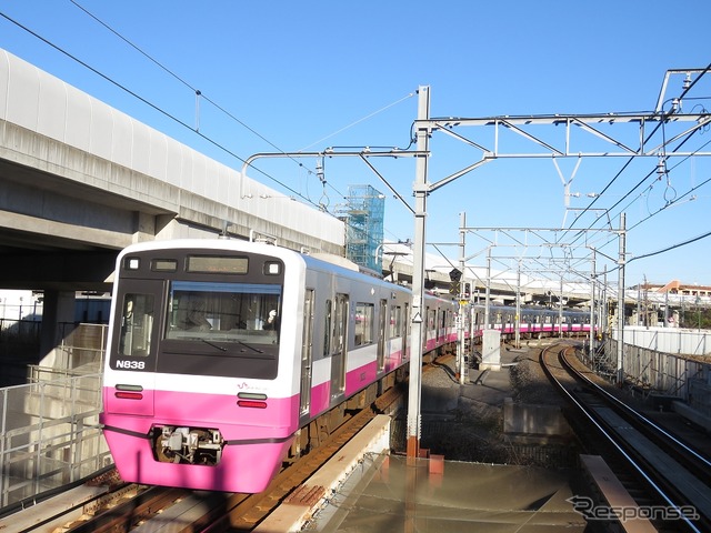 新京成線の新鎌ヶ谷駅を発車した列車。奥に建設中の高架橋が見える。