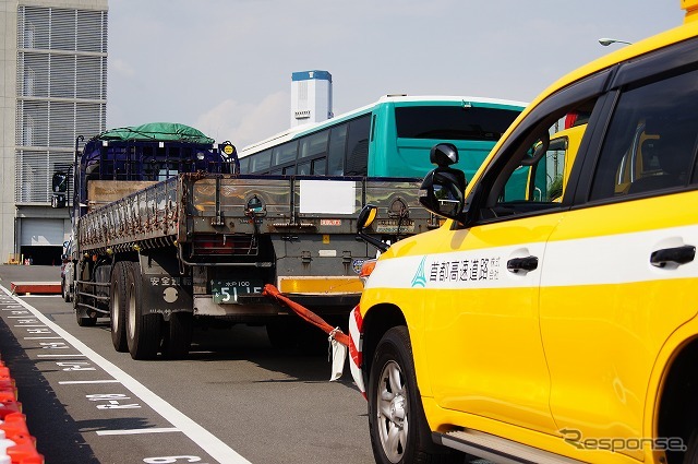 次に行われるのは車両の撤去。