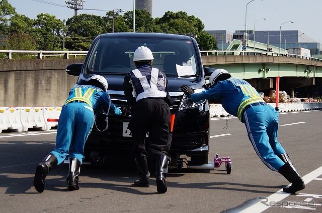 装着後は手押しで移動させる。通常は左側路肩に寄せるが、今回は撮影を意識しているので右路肩に寄せている。