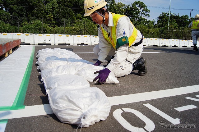 段差修復の作業が始まる。ここで用いられるのが新たに開発された軽量土嚢。15リットル容量での重さは5kg程度。