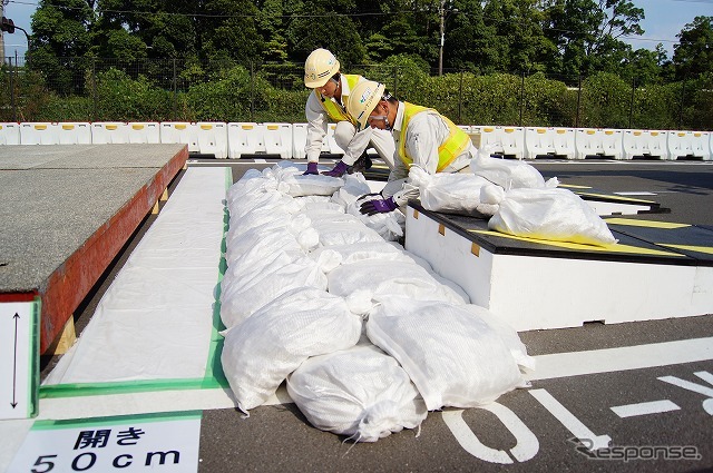 土嚢は重量に耐えうるように設置していく。積み方にコツがあるという。