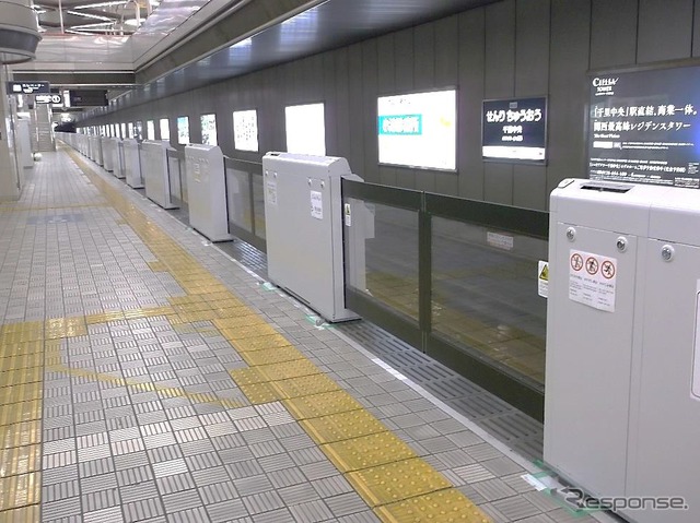 千里中央駅に整備されたホームドア。9月9日から使用を開始する。