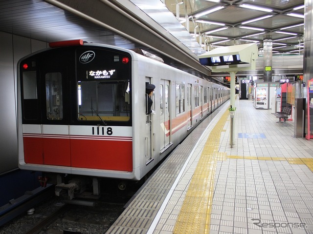 ホームドアが整備される前の千里中央駅。