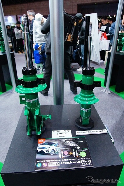 TEIN(テイン)は純正品と同じ形状のショックアブソーバーを開発中の新製品として参考展示していた。