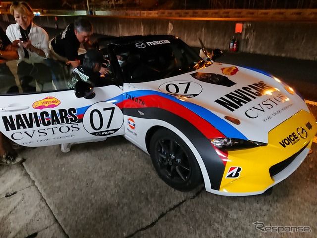 最後のドライバーチェンジをする7号車NAVICARSロードスター。