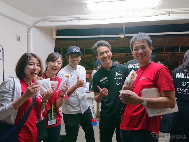 冨山エディター、NAVI CARSの河西編集長を囲むマツダ広報の皆さん。